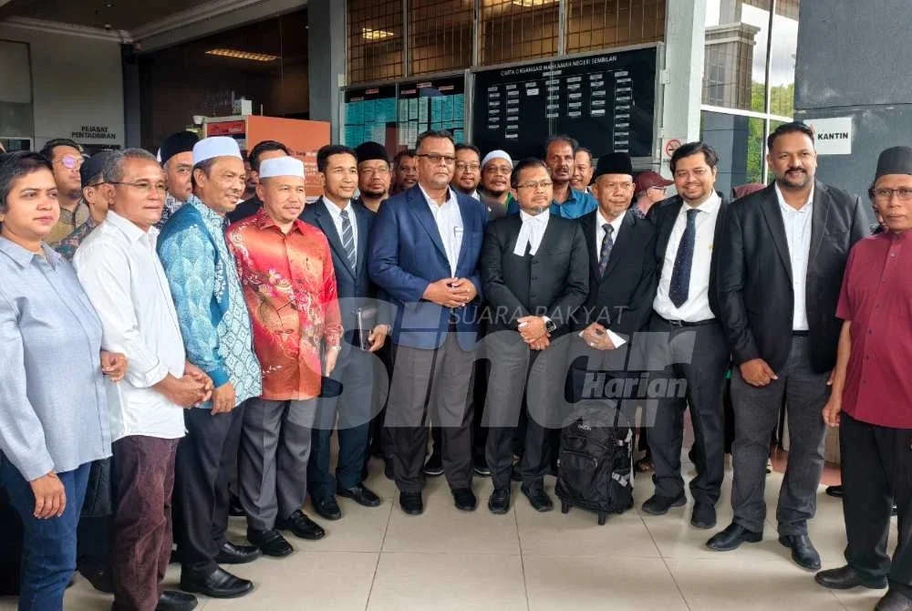 Haim Hilman (tengah) bersama barisan peguam dan penyokongnya di Mahkamah Seremban.