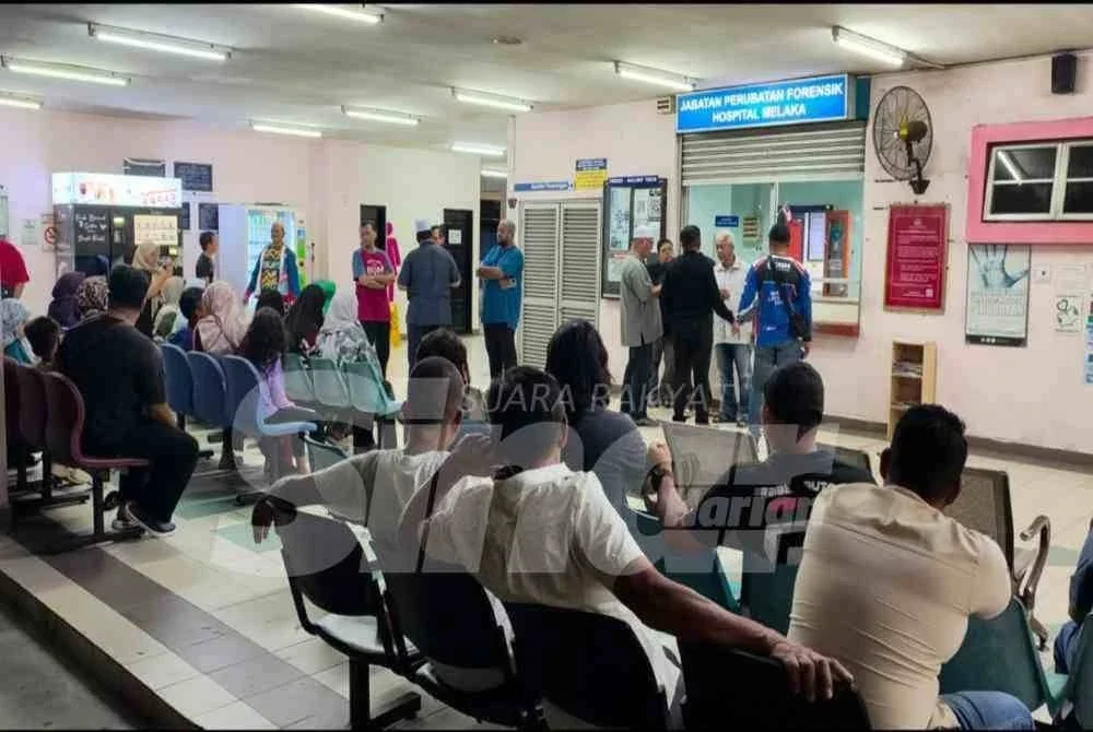 Keluarga dan kenalan menunggu proses menuntut jenazah Raiyan di Hospital Melaka pada Rabu.