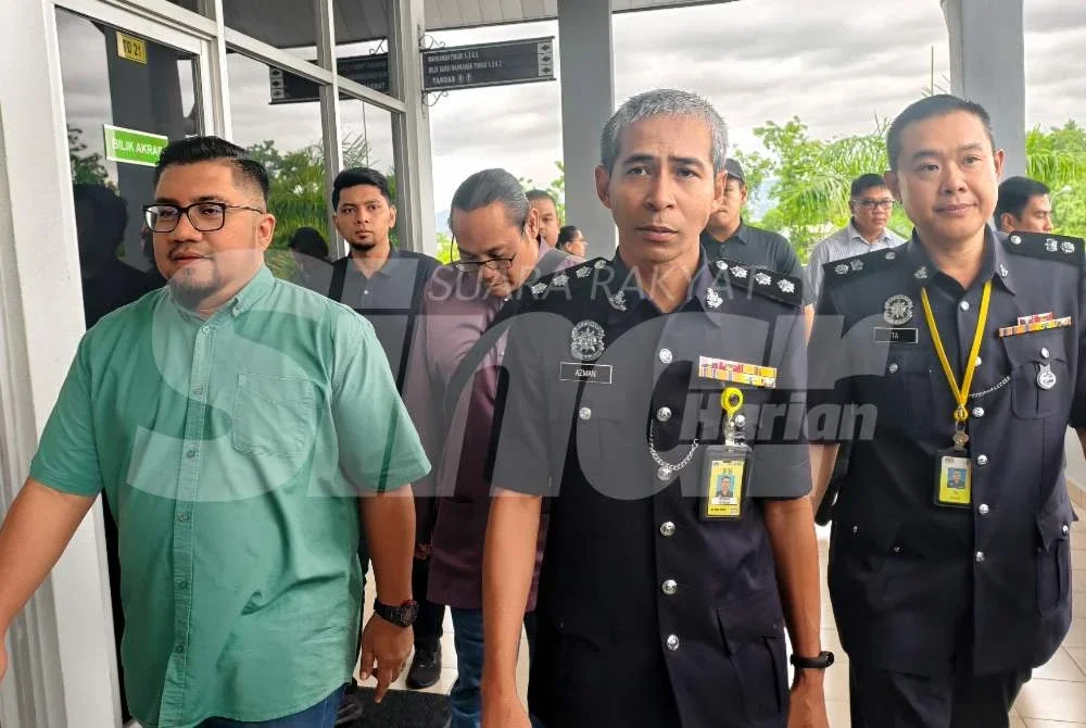 Chegubard (kiri) hadir ke Mahkamah Sesyen Seremban pada Khamis.