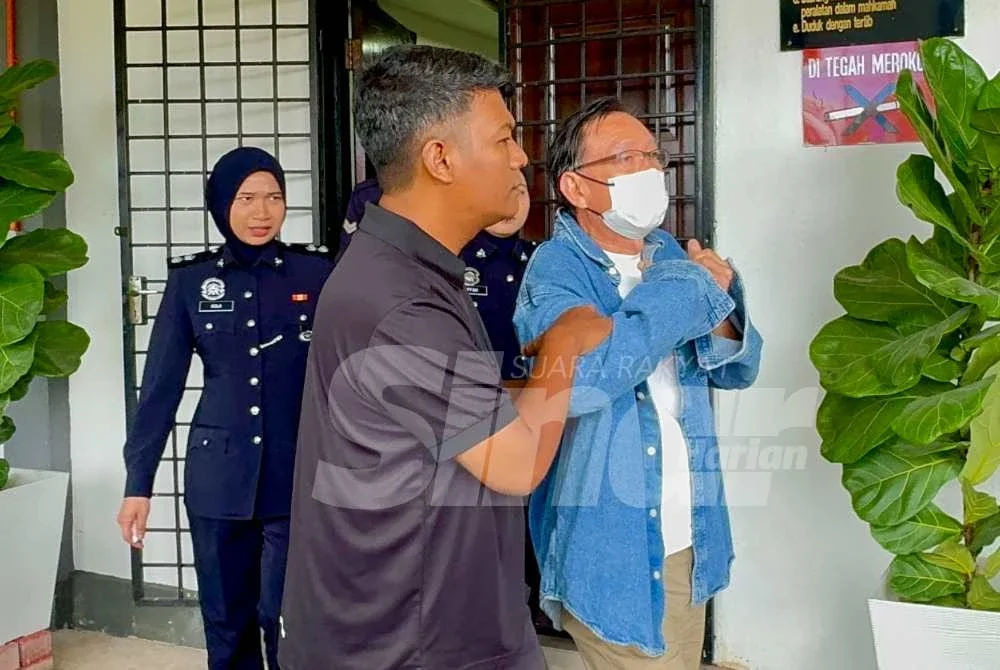 Tertuduh dibawa keluar dari kamar mahkamah selepas kesemua pertuduhan dibacakan terhadapnya.