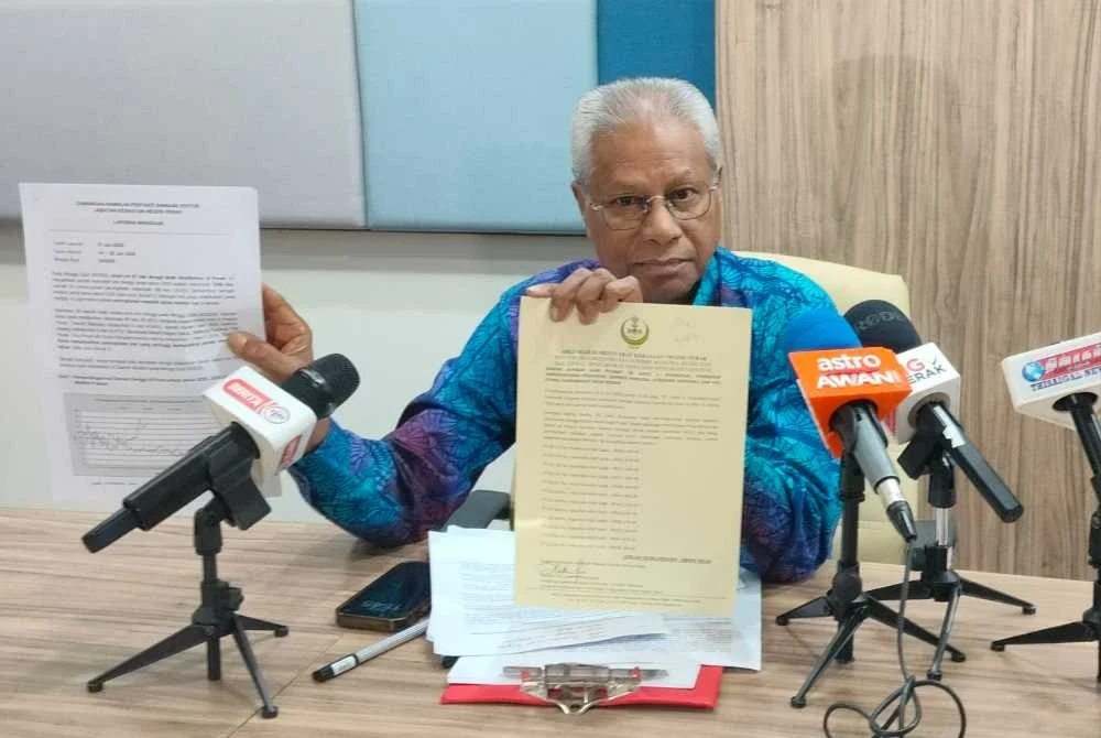 Sivanesan menunjukkan laporan mingguan kes demam denggi di Perak ketika sidang akhbar pada Khamis.
