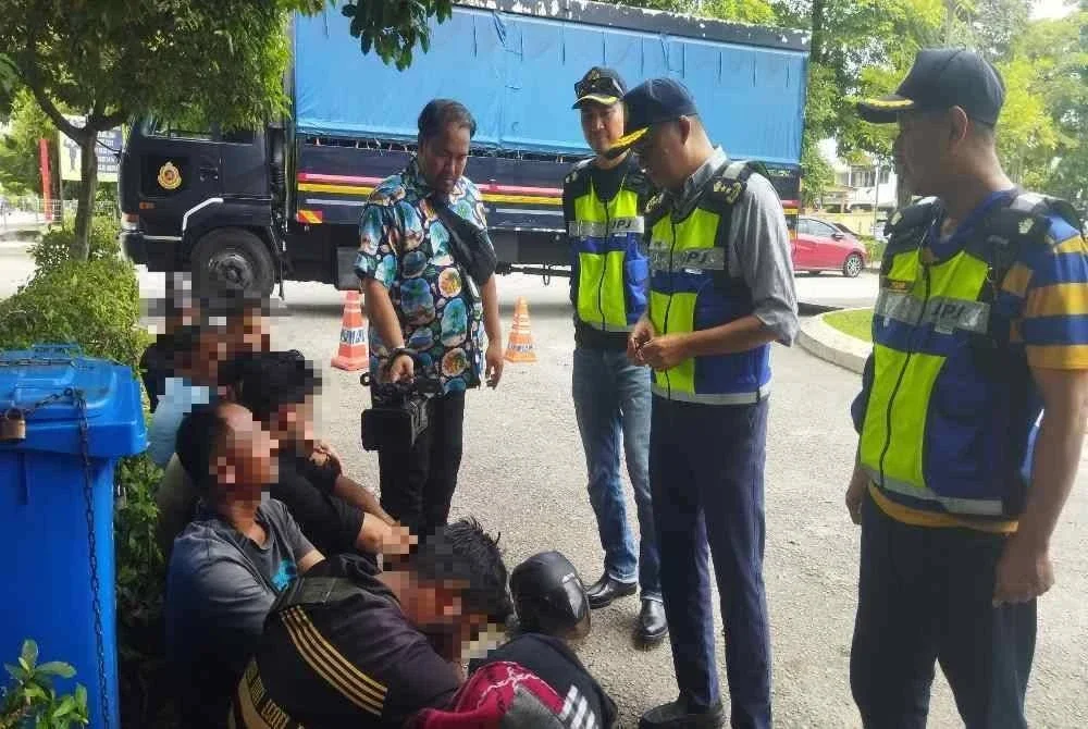Hamidi (dua kanan) menyoal Pemandu warga warga asing yang ditahan dalam Ops PeWA di sini pada Khamis.