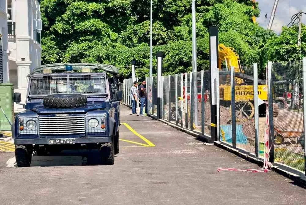 Polis menjalankan siasatan di lokasi kejadian.Mangsa dipercayai telah meninggal dunia lebih empat hari sebelum mayatnya ditemui.