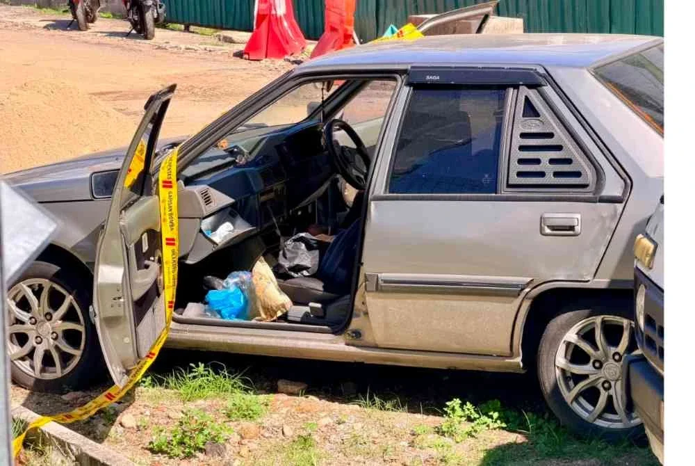 Seorang lelaki ditemukan meninggal dunia di dalam sebuah kereta yang diletakkan di Jalan Lintang Merdeka di sini pada Khamis.