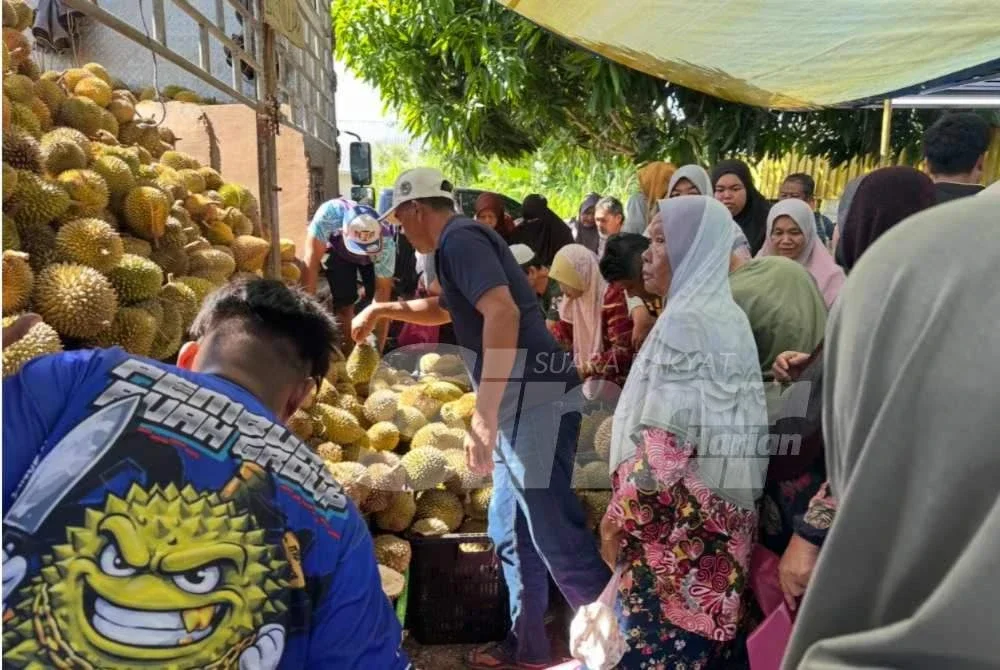 Orang ramai yang memilih durian murah yang dijual.- Foto SINAR HARIAN/ADILA SHARINNI WAHID