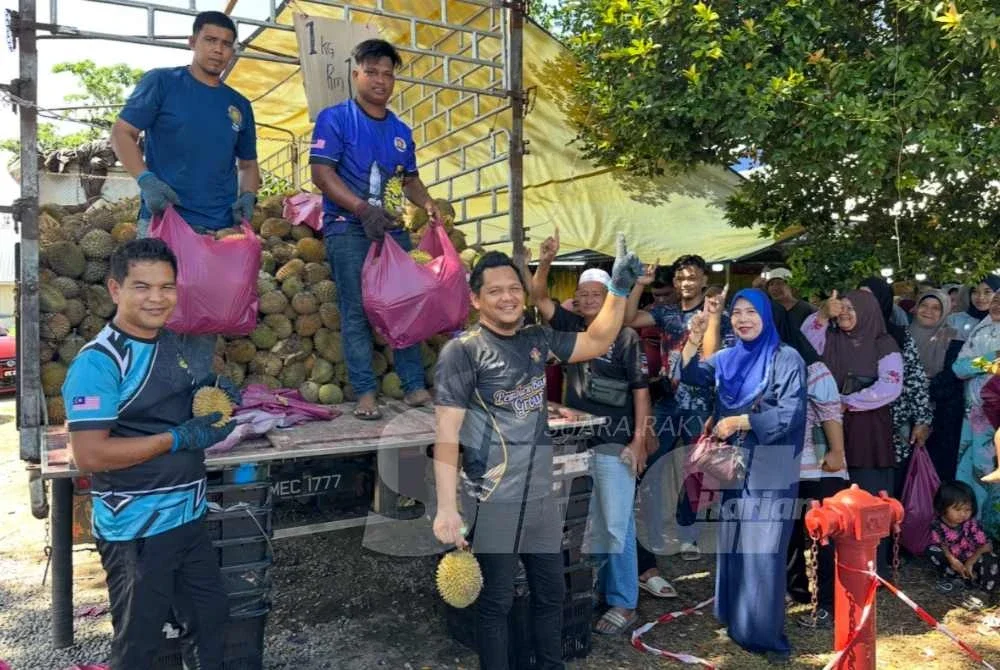 Peniaga durian jual serendah RM1.30 sekilo, harga rawak ditentukan dalam live