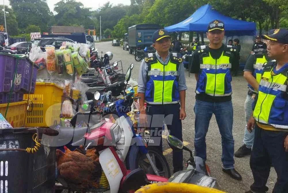 Hamidi (kiri) melihat motosikal yang disita dalam Ops PeWA pada Khamis.