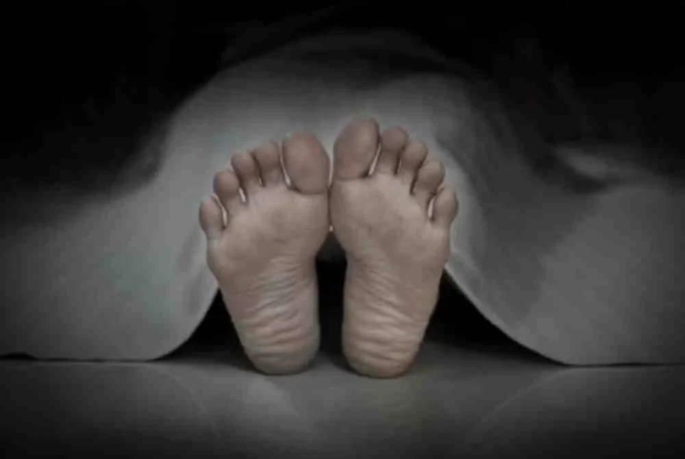 Seorang kanak-kanak lelaki berusia sembilan tahun meninggal dunia selepas dipercayai terjatuh ketika mandi di bilik air rumahnya.