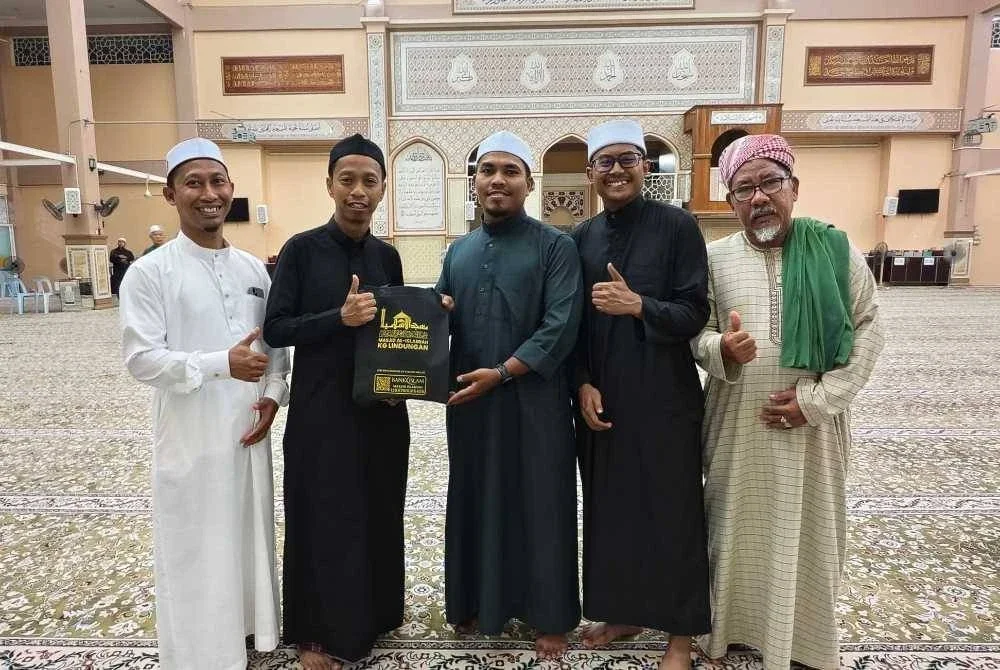 PU Salman (dua dari kiri) menerima cenderahati daripada pihak masjid. Foto FB MASJID AL-ISLAMIAH KG LINDUNGAN