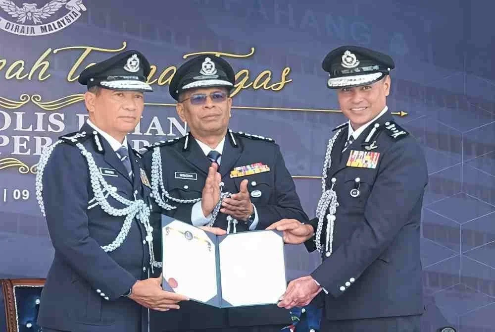 Serah Terima Tugas Ketua Polis Pahang antara Yahaya (kanan) dan pemangku, Azry Akmar di saksikan Redzuan sempena Perhimpunan Bulanan Khas di sini pada Khamis