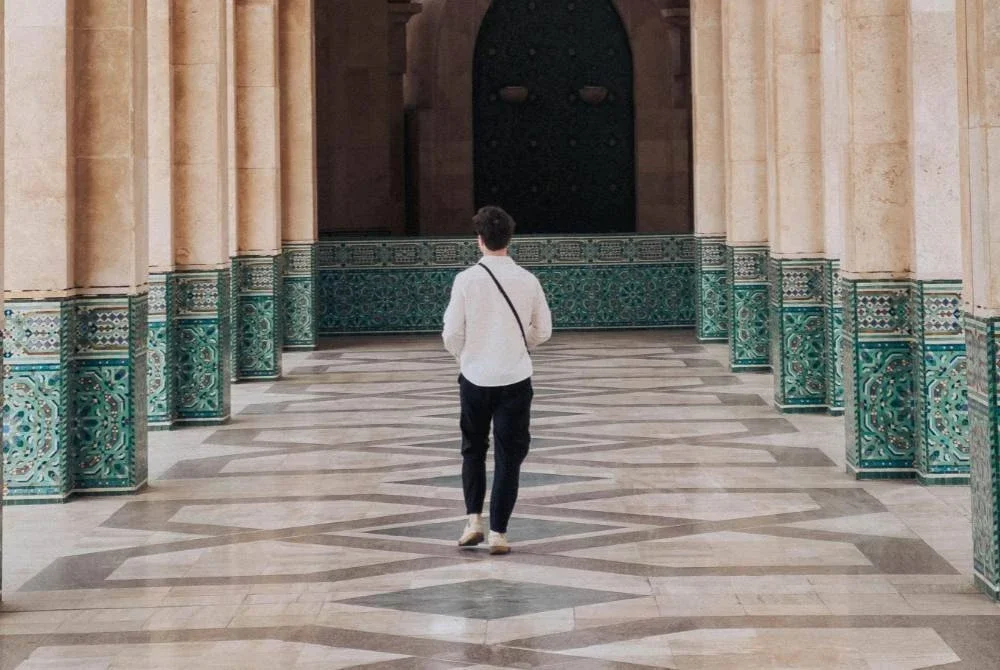 UBAH diri dengan merajinkan diri untuk sering ke masjid sempena tahun baharu 1448 Hijrah. Foto Canva