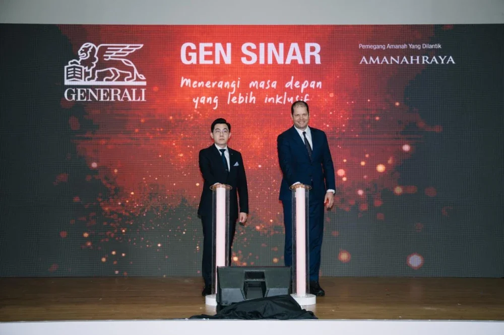 Dari kiri: Pemangku Pengarah Urusan Kumpulan dan Ketua Pegawai Perniagaan & Operasi Kumpulan Amanah Raya Berhad, Jack Yap, bersama Ketua Pegawai Eksekutif Generali Insurance Malaysia Berhad, Fabrice Benard di pelancaran Gen Sinar yang bertujuan memperkasa keluarga kurang mendapat perhatian dengan perlindungan kewangan serta memastikan kelangsungan pendidikan.