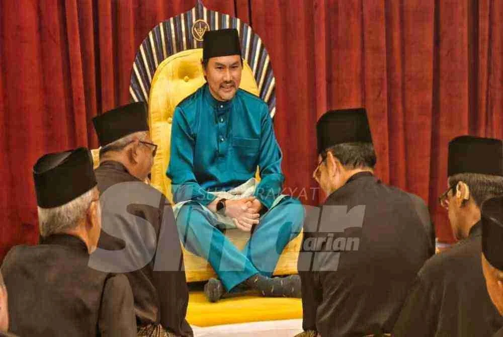 Tunku Ali Redhauddin terima menghadap Dato'-Dato' Adat Luak Rembau dalam satu majlis istiadat yang berlangsung di Istana Besar Seri Menanti