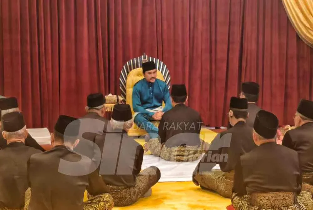 Tunku Ali Redhauddin terima menghadap Dato'-Dato' Adat Luak Rembau dalam satu majlis istiadat yang berlangsung di Istana Besar Seri Menanti