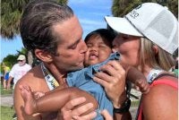 Dari kiri, Steven Mills dan Tiffany Score mendukung bayi perempuan mereka, Shea. Foto: GoFundMe