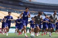 Son Heung-min (dua dari kiri) mengetuai sesi latihan Korea Selatan di Monterrey sebagai persiapan berdepan Afrika Selatan. Foto: Agensi