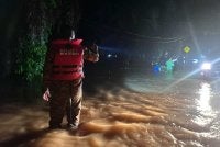 Anggota bomba memantau di lokasi kejadian.