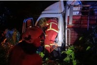 Anggota bomba sedang mengeluarkan pemandu lori yang tersepit.