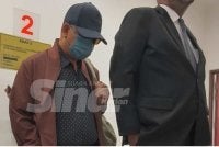 Fakhrudin didakwa atas 17 pertuduhan AMLA antaranya membayar rumah banglo dan enam kereta mewah seperti dua Porsche serta Lexus hampir RM18 juta antara 2021 hingga 2025.