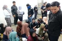 Pegawai JPN menjalankan semakan awal dalam Ops Kisar di sebuah kilang memproses makanan segera di sini pada Rabu.