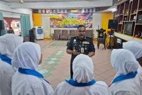Pengarah Pusat Koreksional Batu Gajah, Penolong Komisioner S Tanabal selaku Pengerusi kursus bersama sebahagian peserta yang menyertai Kursus BLS dan Automated External Defibrillator (AED).