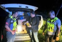 Tindakan seorang lelaki melarikan diri ke dalam semak selepas kenderaannya dikejar hampir 10km oleh pasukan penguat kuasa membawa kepada penemuan 1.36 tan minyak masak bersubsidi yang dipercayai cuba diseleweng di Kampung Kubang Panjang, Lemal, Pasir Mas pada Rabu. Foto: KPDN