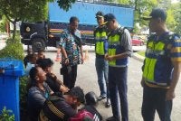 Hamidi (dua kanan) menyoal Pemandu warga warga asing yang ditahan dalam Ops PeWA di sini pada Khamis.
