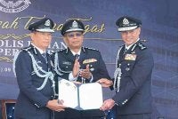 Serah Terima Tugas Ketua Polis Pahang antara Yahaya (kanan) dan pemangku, Azry Akmar di saksikan Redzuan sempena Perhimpunan Bulanan Khas di sini pada Khamis