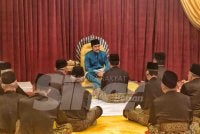 Tunku Ali Redhauddin menghadap Dato'-Dato' Adat Luak Rembau dalam satu majlis istiadat yang berlangsung di Istana Besar Seri Menanti