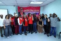 Arutchelvan (tengah) bersama calon PSM, Amir Syafiq Ameer Soekre, 40, (lima dari kanan) bergambar selepas pengumuman calon PSM bagi DUN Skudai di bilik gerakan PSM, Taman Skudai Baru pada Khamis. Foto Bernama