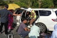 Mangsa yang maut merupakan pemandu kereta dan seorang penumpang di bahagian belakang MPV. Foto JBPM Perak