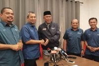 Mutalip (tengah) menyertai Bersatu di Pejabat Bersatu Pagoh pada Khamis.