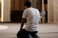 WAJIB mengqada solat fardu yang ditinggalkan secara sengaja atau tidak sengaja. Foto Canva