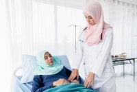 LELAKI harus untuk menziarahi wanita bukan mahram di hospital namun perlu dielakkan jika bimbang ia jadi fitnah. Foto Canva