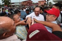 Anwar (tengah) terus mendapat penarafan positif apabila mencatat kadar sokongan tertinggi, iaitu 52 peratus berbanding pemimpin politik lain. Foto fail Bernama