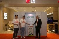 Justin Choi (kanan), Hobin Jun (dari kiri) dan Hojin Jung melancarkan Kempen Filter Drop sempena pembukaan LG Subscribe Brand Store ke-130 di Sunway Pyramid.