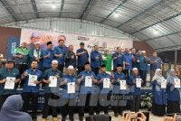 Ahmad Samsuri (tengah) bersama calon Pas yang akan menggunakan logo PN pada PRN Johor berlangsung 11 Julai depan.