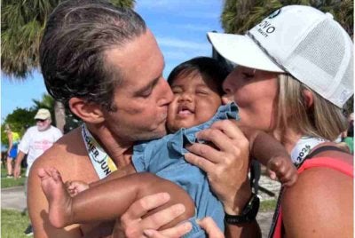 Dari kiri, Steven Mills dan Tiffany Score mendukung bayi perempuan mereka, Shea. Foto: GoFundMe