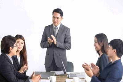 Organisasi tidak memerlukan pemimpin yang hanya mahu kelihatan penting, sebaliknya memerlukan pemimpin sanggup memikul perkara yang penting. Foto hiasan