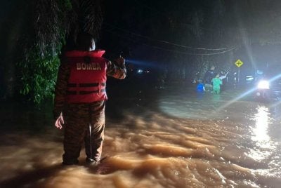 Anggota bomba memantau di lokasi kejadian.