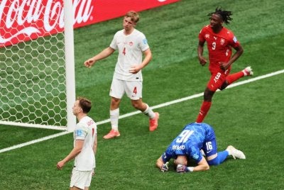 Reaksi kecewa pemain Kanada selepas Johan Manzabi meledak gol kemenangan Switzerland. Foto: Agensi