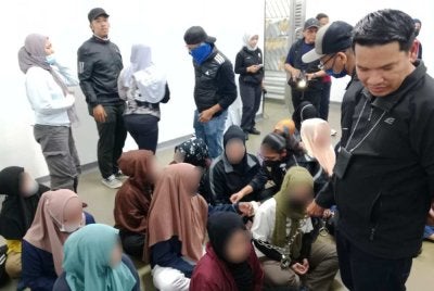 Pegawai JPN menjalankan semakan awal dalam Ops Kisar di sebuah kilang memproses makanan segera di sini pada Rabu.