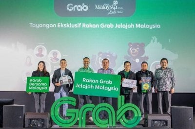(Dari kiri) Rakan Pemandu Grab, Christine Wee Seow Ling, Hos KS Lagi Shahril Hamdan, Rashid Shukor, Pengarah Kanan Grab Malaysia; YBhg. Datuk Manoharan Periasamy, Pengerusi Tourism Malaysia; Sofyank, Pencipta Kandungan; Muhamad Syukri Ghazali, Rakan Pemandu Grab; Mohd Akbal Setia, Pengarah Kanan Pengiklanan dan Digital, Tourism Malaysia merangkap Ketua Sekretariat Tahun Melawat Malaysia 2026.