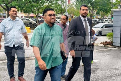 Chegubard (depan, kiri) mengaku tidak bersalah di Mahkamah Sesyen Seremban pada Khamis.