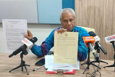Sivanesan menunjukkan laporan mingguan kes demam denggi di Perak ketika sidang akhbar pada Khamis.