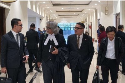 Azhier (kiri) bersama peguam yang terlibat dalam prosiding inkues kematian Zara Qairina di Mahkamah Koroner Kota Kinabalu.