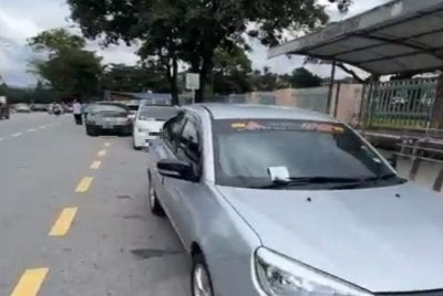 Tangkap layar video siaran langsung yang dibuat oleh seorang pengguna Facebook mengenai tindakan saman yang dikenakan ke atas kenderaan yang diparkir berhampiran HRPB.