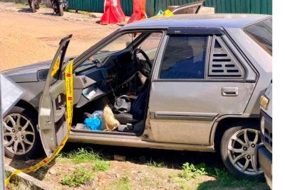 Seorang lelaki ditemukan meninggal dunia di dalam sebuah kereta yang diletakkan di Jalan Lintang Merdeka di sini pada Khamis.