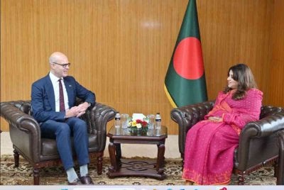 Shama (kanan) ketika menerima kunjungan hormat Wolven, di Kementerian Luar Bangladesh pada Khamis.-BSS News.