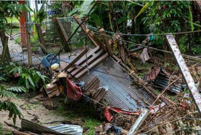Keadaan jambatan yang runtuh akibat kepala air di Kampung Orang Asli (KOA) Ulu Geruntum. Foto Bernama